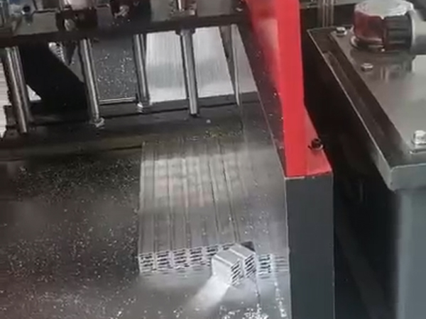 全自動鋁材切割機(jī)